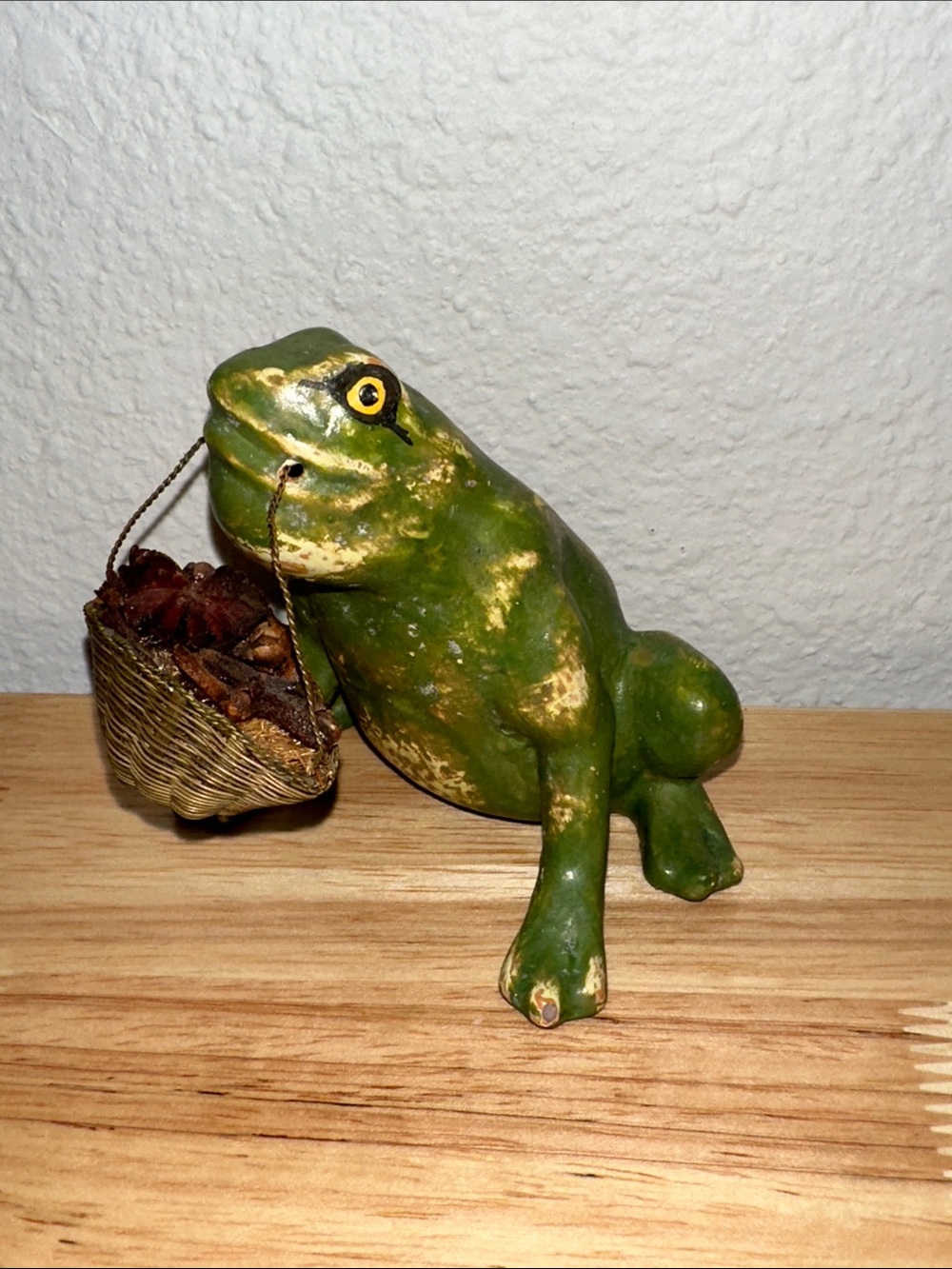 VTG Katherine’s Collection Whimsical Frog Figurine Carrying Basket